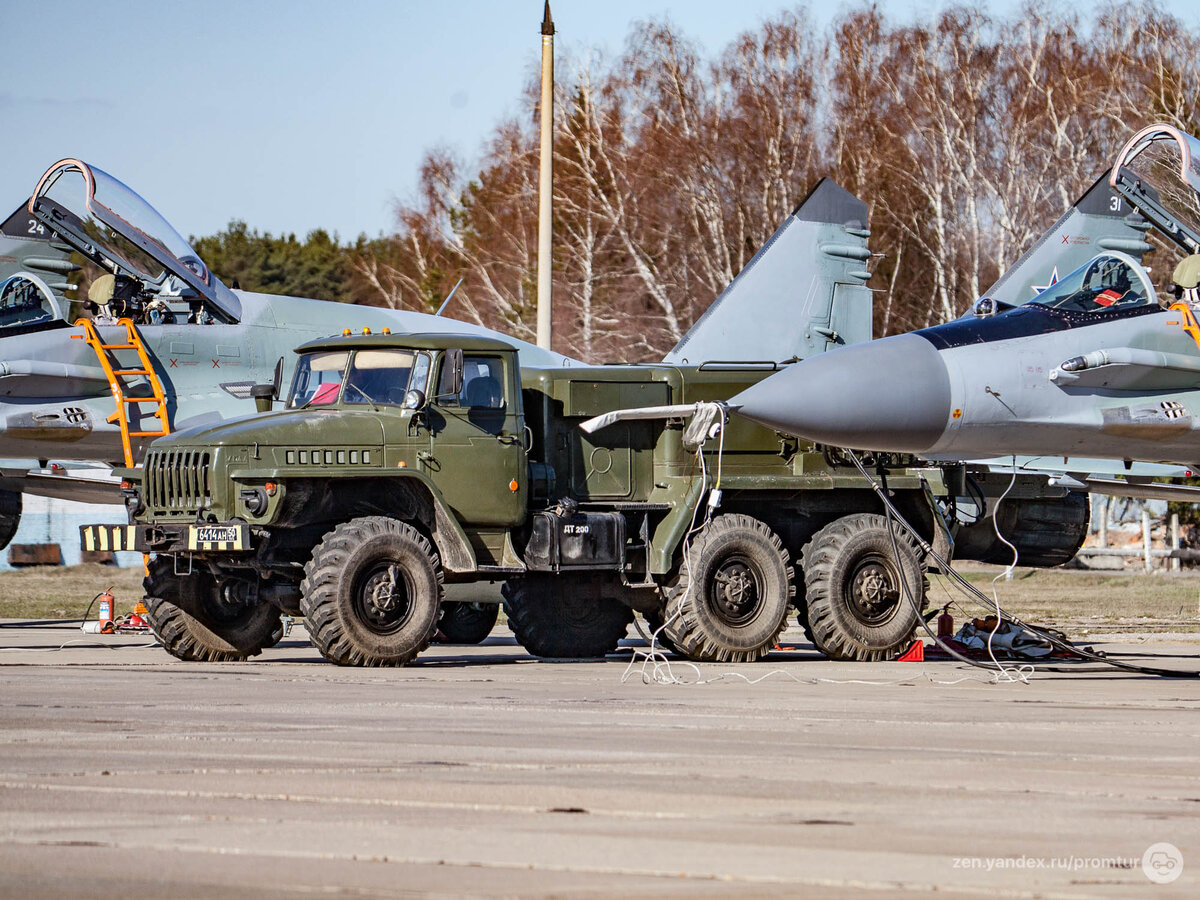 безопасность полетов. авиационные приборы и пилотажно-навигационные комплексы. авиационное и аэродромное оборудование. военный авиатехник. урал 4320 аэродромный апа.