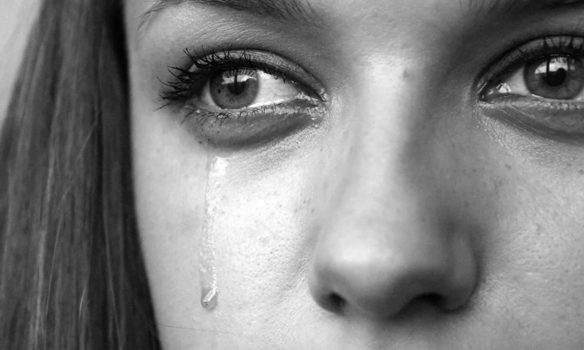 От чего плачет женщина рядом с мужчиной? Женские слезы