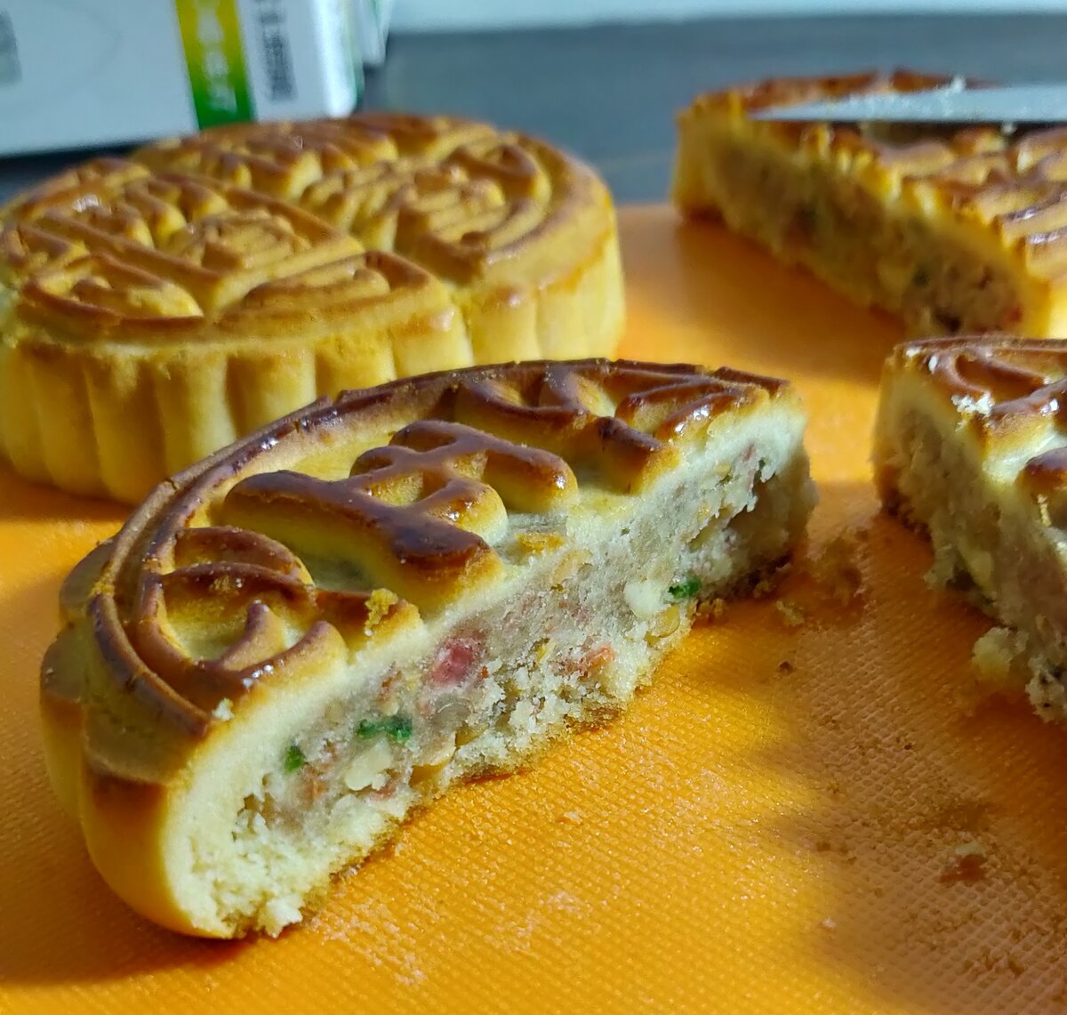 Второй - "у-жен", то есть 5 видов орехов, на вкус сын сказал - совершенно одинаковые с первым: сухой, мягкий ,несладкий и невкусный грильяж в сухом, невкусном песочном тесте . Представила - бр-р-р-рр-р.