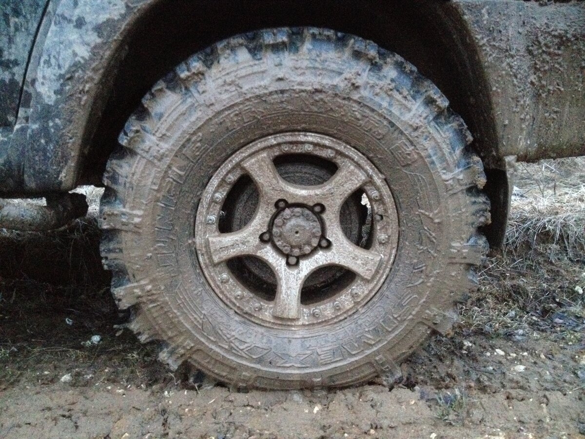 Только съехал с дороги и  начались трудности, по колее текут ручьи, глина.