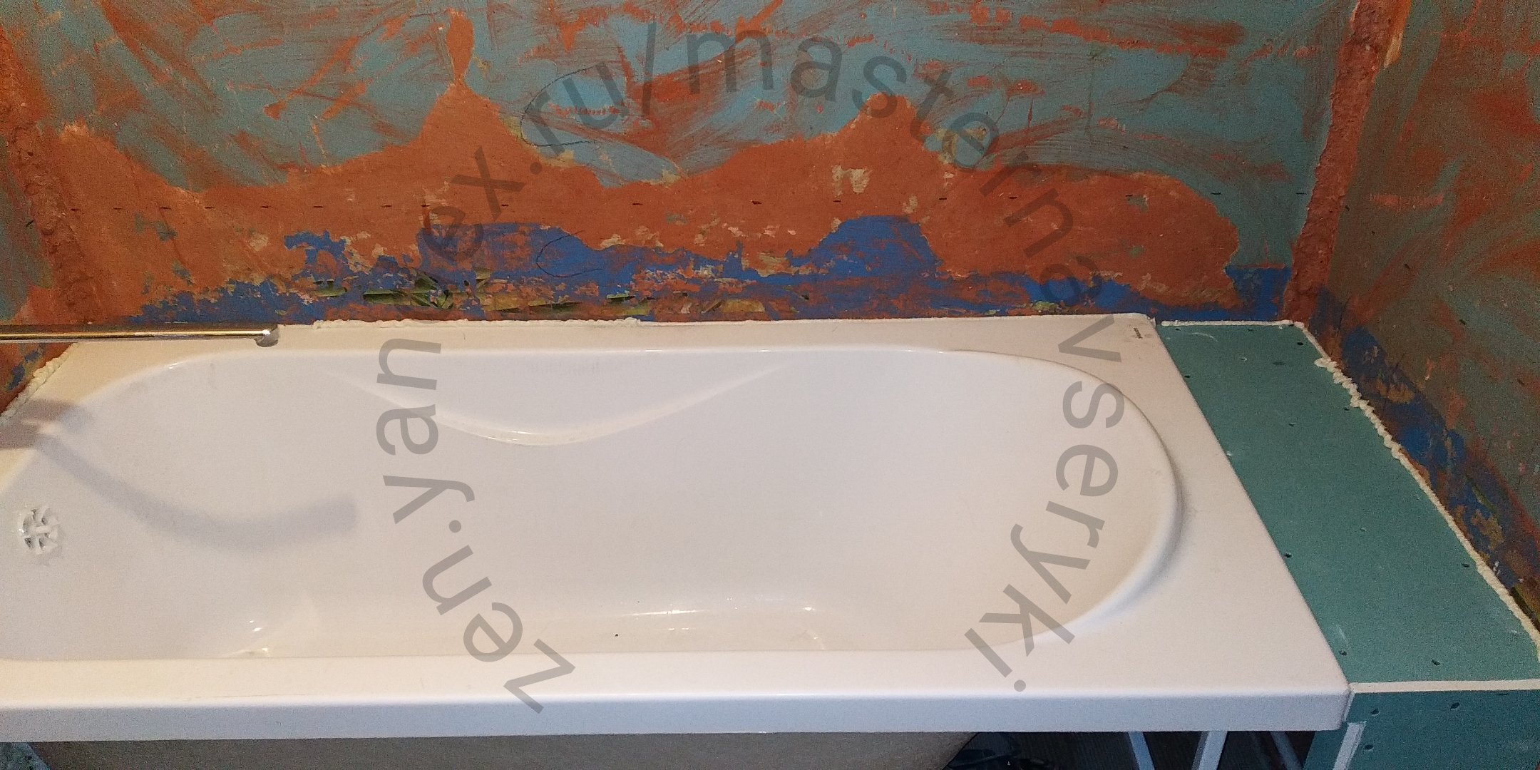 Полка в ванной между стеной и ванной из плитки