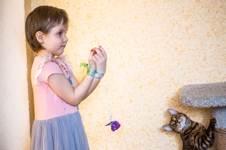 Аришка весело крутила головой из стороны. Val валя психушка. Никогда так не делай. Стих про арину. Тряска головой ребенка в 6 месяцев.