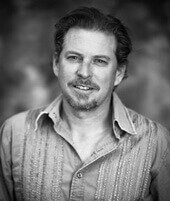 В раннем возрасте ему привили любовь к искусству. Уже в отрочестве появляется уверенное решение изучать живопись. Кстати, еще со своим отцом он начал общаться с помощью рисунков. В дальнейшем это помогло встать на ноги и окрепнуть для взрослой жизни.