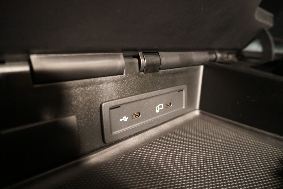 Центральный бардачок в Mercedes-Benz Sprinter