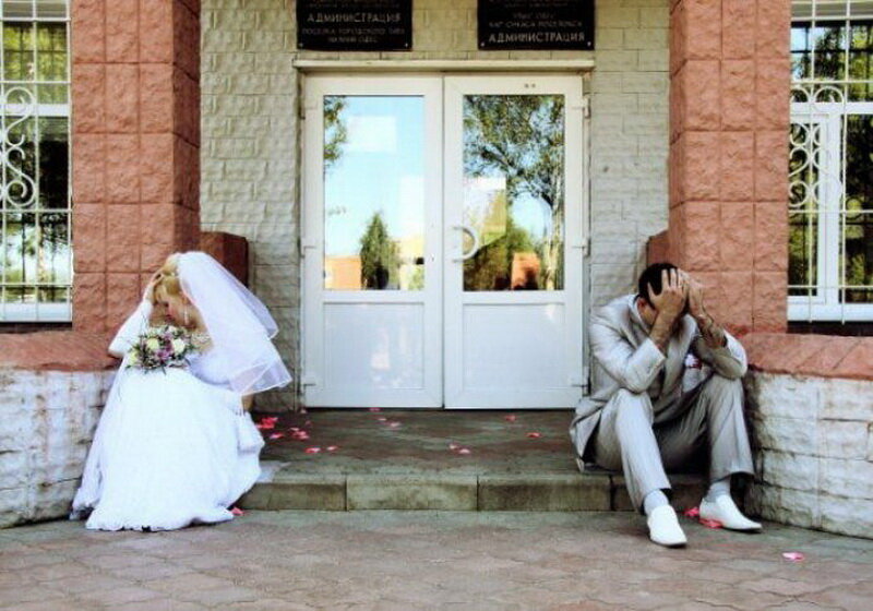 Красавица свадьбы не будет. Невеста в ЗАГСЕ. Свадебная фотосессия в ЗАГСЕ. Смешные Свадебные фотосессии в ЗАГСЕ. Жених в ЗАГСЕ.