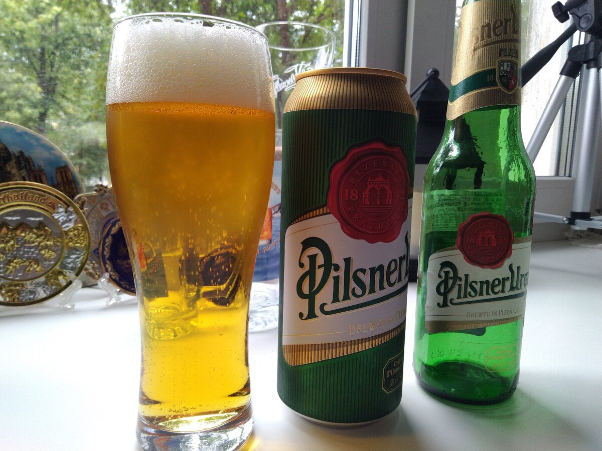 Пиво лагер светлое фото. Чешское пиво Пилснер. Pilsner Urquell. Чешское пиво Пилзнер. Пилзнер Урквелл пиво.