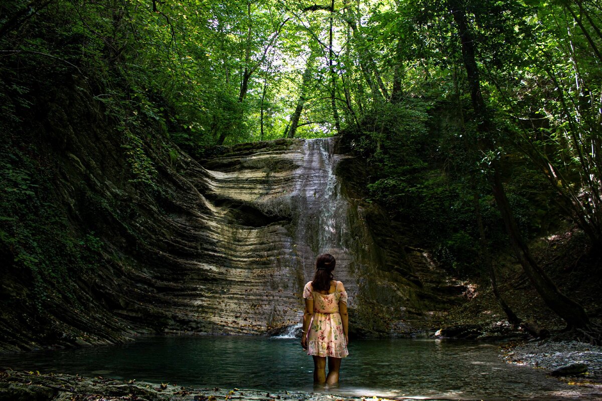 водопад голлинг. кэгон в никко. арка из водопада в лесу. водопады хребта жданко сахалин. трейл 10 водопадов usa.