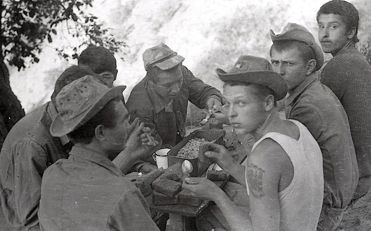 Забытые советские солдаты. Афганская война (1979-1989). Афганистан война привал. Афган 1979. Советские солдаты в Афгане.