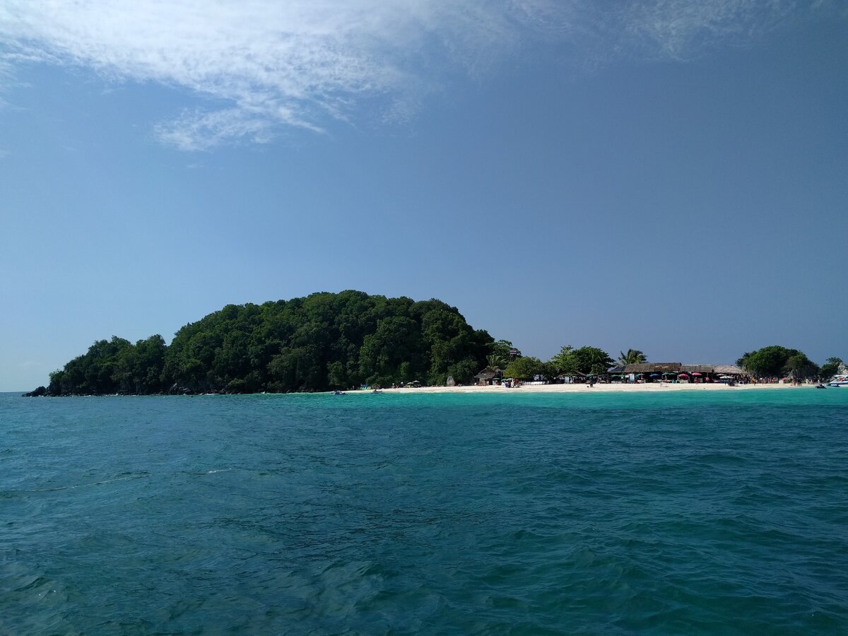 По дороге заезжаем на менее известный островок чтобы посмотреть рыбок. Этот остров называют "Китайским" и на следующем фото вы поймете почему.