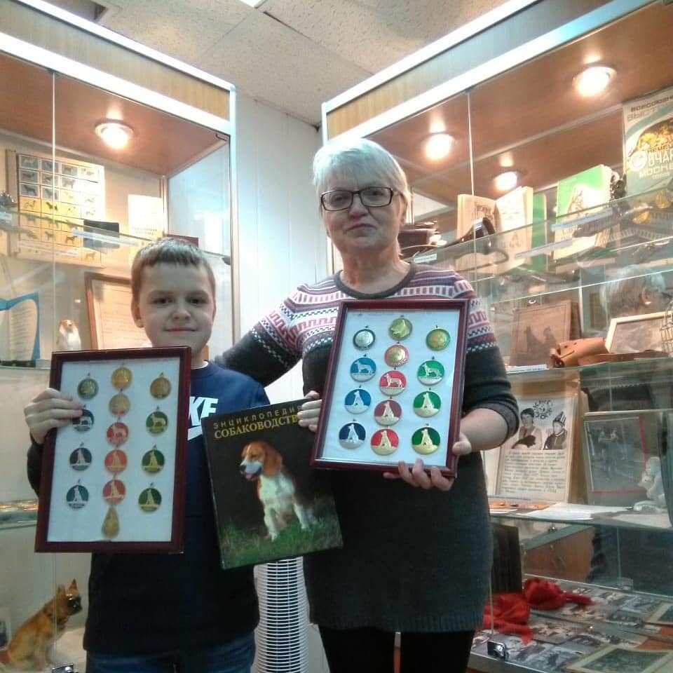 Татьяна Муравьева с внуком Артемом в зале "Служебное собаководство" (фото Музея Собаки)