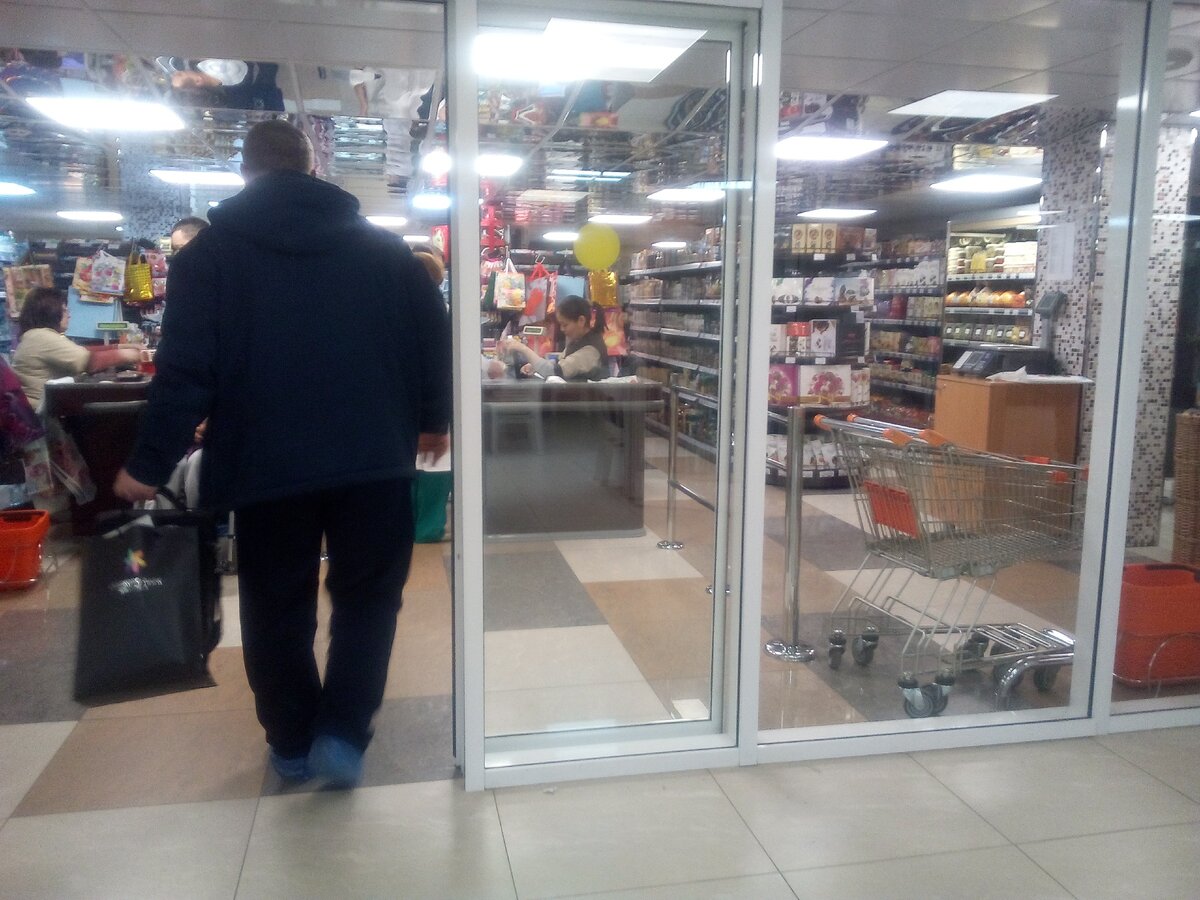 вход в супермаркет