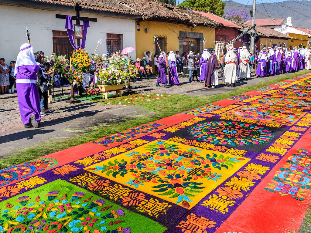 Интересные факты о Гватемале (https://d36tnp772eyphs.cloudfront.net/blogs/1/2019/04/Guatemala-Easter-procession-1200x853.jpg)