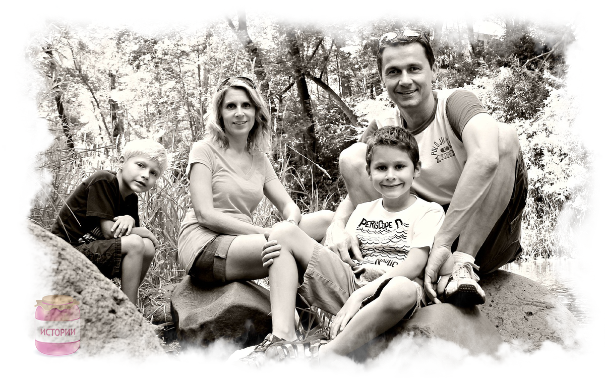 Он со своей бывшей женой и детьми