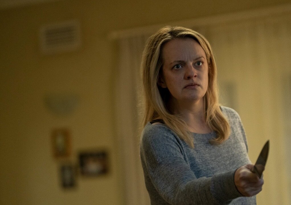 Разве выглядит она напугано? Скорее во взгляде читается - "так, сейчас отобьюсь от своего врага, и забабахаю омлет...или лучше пожарить картошечку?"