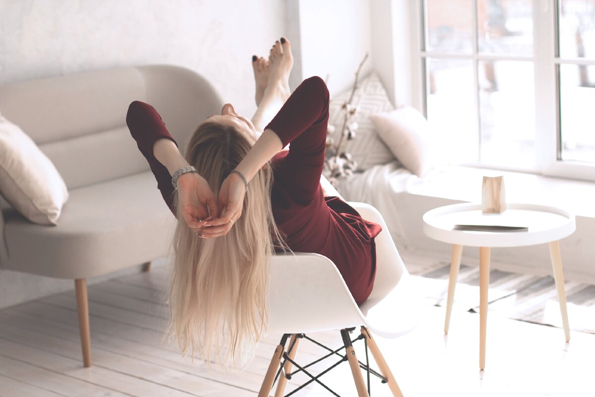 Наращивать ресницы нужно только на специальной кушетке. только тогда клиенту будет комфортно . В сидячем положении не наращивают!  Это не удобно ни мастеру ни клиенту