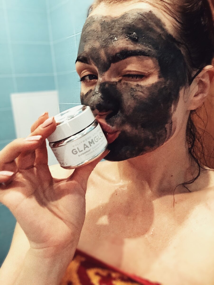 На фото мой глиняный фаворит - маска от Glamglow GRAVITYMOD 