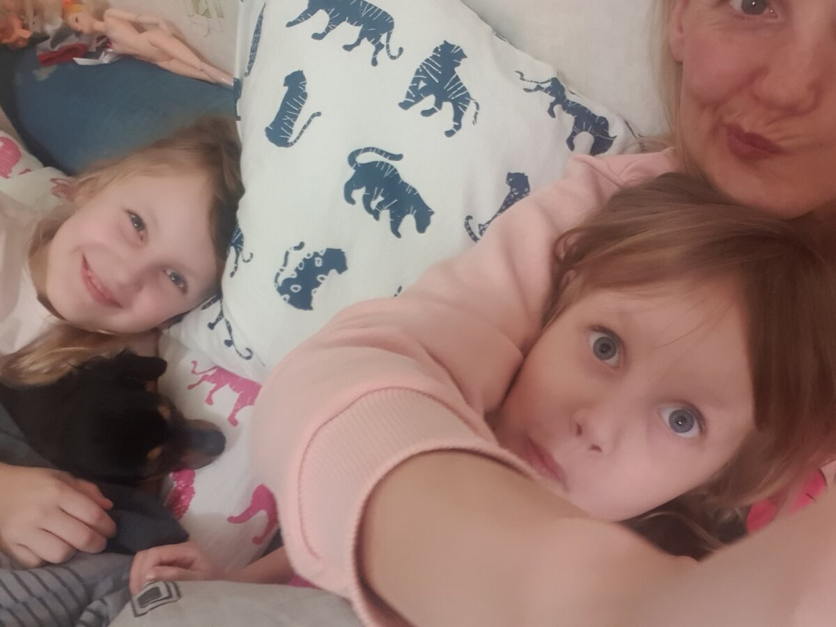 Лапаю ребенка. Альчики трогают девочек. Мамино молочко. Трогаю маму видео. Трогаю маму видео.