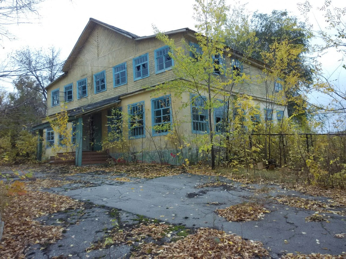 Заброшенный лагерь новосибирск. Пионерский лагерь Тимуровец Новосибирск. Пионерский лагерь Тимуровец, Самара. Пионерский лагерь Тимуровец Новосибирск заброшенный. Детский оздоровительный лагерь Тимуровец Самара.