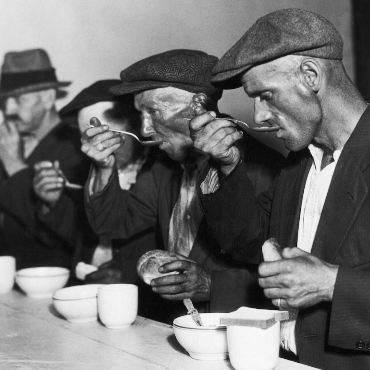 Благотворительная раздача пищи. Источник: investments. academic.ru