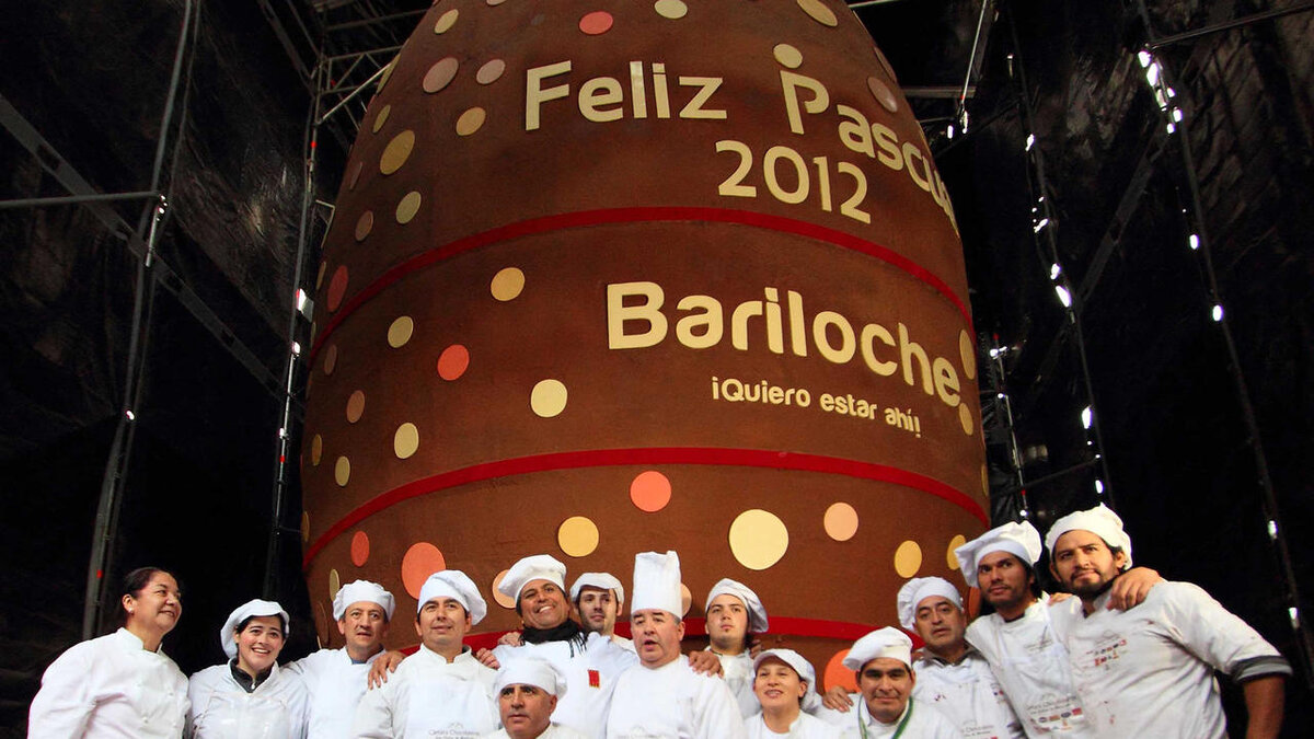 Самое большое съедобное яйцо и команда кондитеров на его фоне. Источник фото: nu.nl