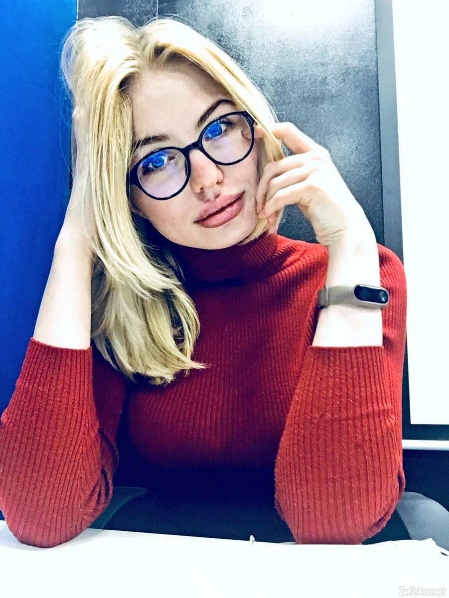 Оказывается, что сквозь года и расстояния, женщину, которую все сокращали до замнач о кадров, хранил в своем сердце бывший ухажер. Несколько сворованных у классика стихов добавляли ему убедительности. 