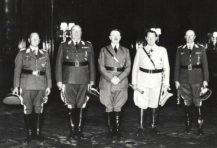 Эрхард Мильх (крайний слева).