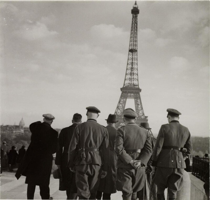 Немцы рассматривают  Эфелейву башню .