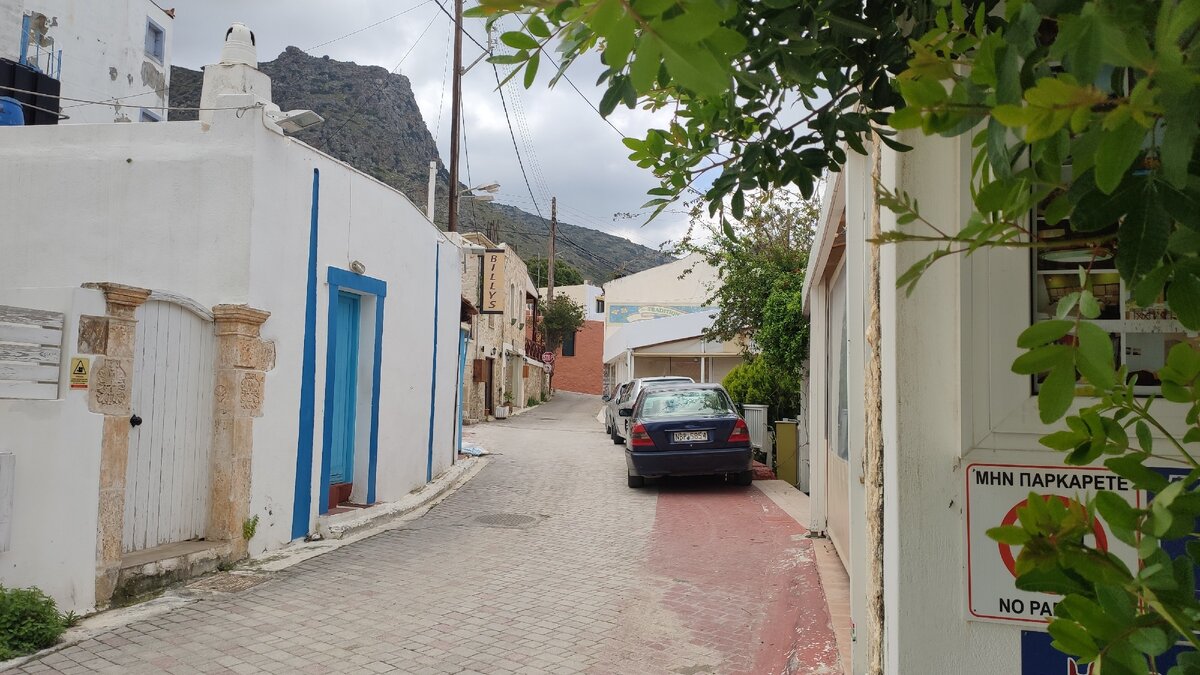 Наша деревня Кутулуфари. Узкие улочки: на мотоцикле проехать проще, чем на машине