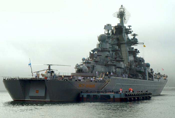 
Флагман Северного флота РФ, «Пётр Великий» в 2011 году стал самым большим в мире ударным кораблем. 2 ядерных реактора разгоняют корабль до 32 узлов (а это около 60 км/ч) и могут эксплуатироваться в течение 50 лет. Экипаж из 1035 человек может находиться в автономном плавании ни много ни мало 2 месяца — 60 суток. Вооружён «Пётр Великий» буквально «до зубов»: помимо 130-мм артустановок с дальностью поражения до 25 км крейсер имеет массу мощнейшего ракетного вооружения различных классов и способен поражать цели в радиусе 700 км, также на крейсере базируются три вертолёта марки Ка-27. Всё это и неограниченная дальность плавания делают атомный крейсер самым грозным ударным кораблём в составе флота России.