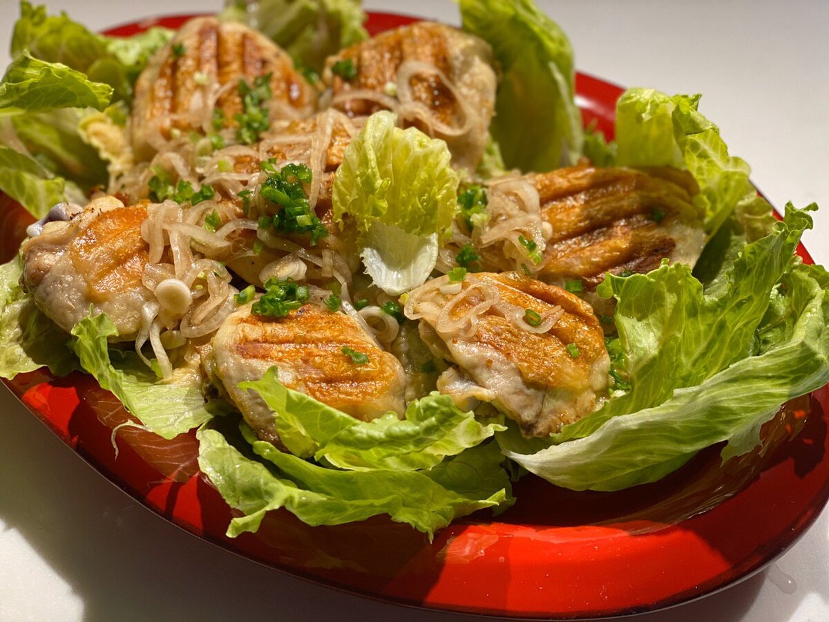 Барбекю "Цезарь" на тарелке, привезенной из испанского города Михас