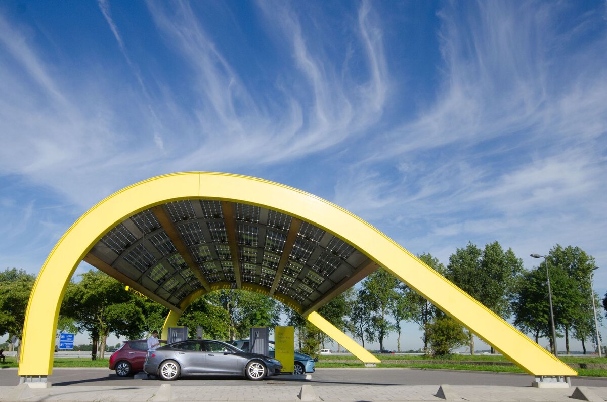 Компания Fastned славится выработкой энергии "на месте"...