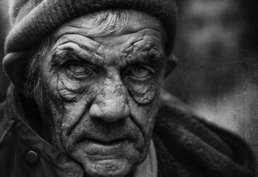 Сумасшедший старик. Lee Jeffries бездомные. Ли Джеффрис портреты бездомных.