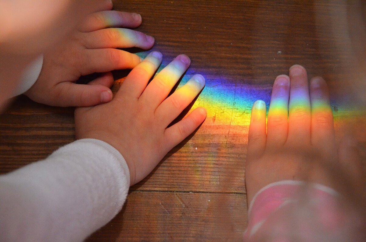 Показать детям радугу можно не выходя из дома! Фото из открытых источников.