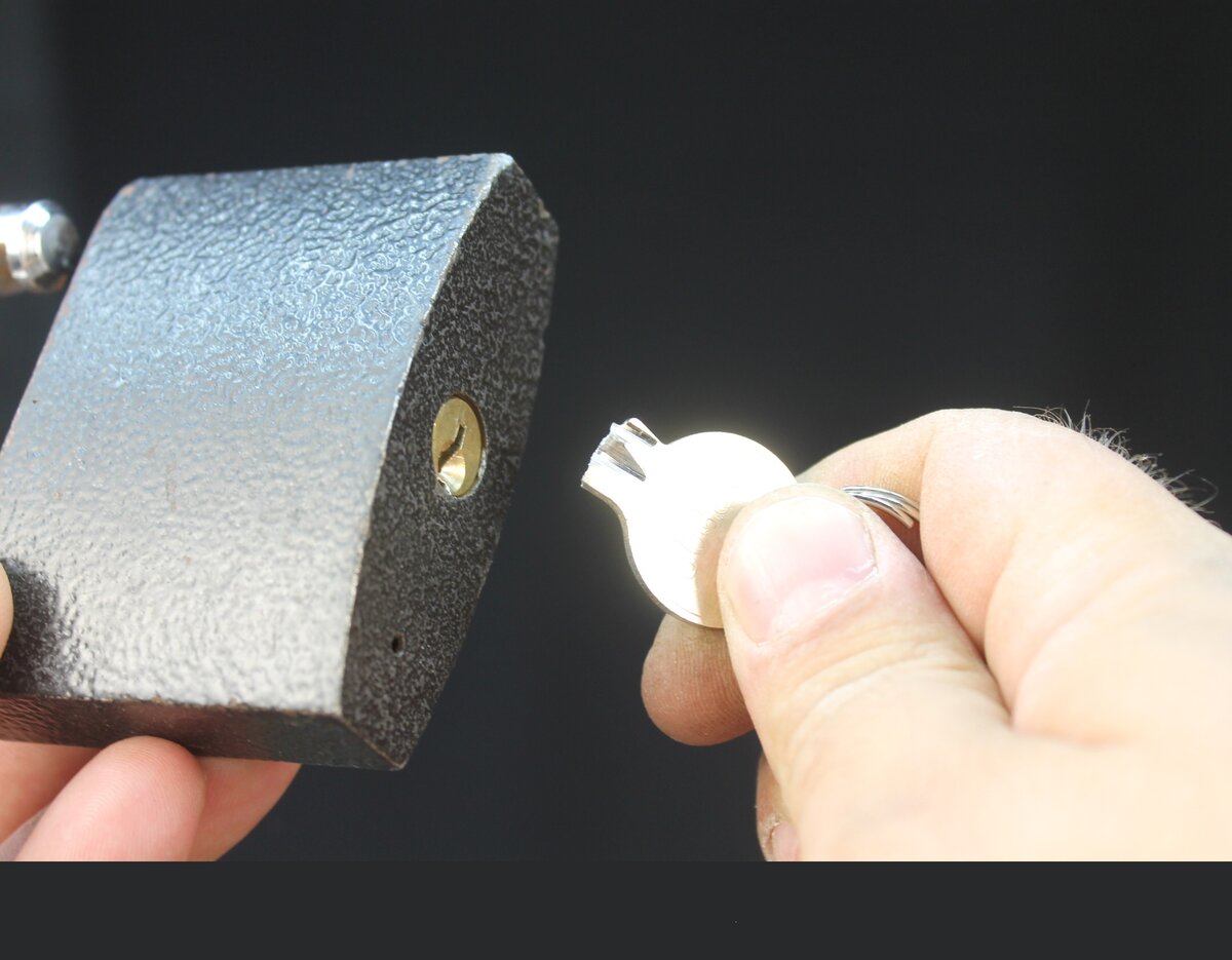 Сломался ключ в замке, как его достать?