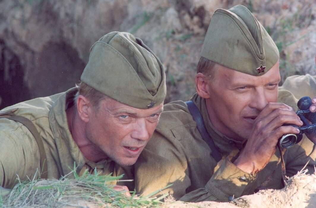 
Штрафбаты долгое время были “белым пятном” в истории Великой Отечественной войны. Штрафников бросали в атаки на самые тяжелые участки фронта. Их не всегда снабжали боеприпасами и провизией. Смертность в таких батальонах была очень высокой. Спереди их косили пули противника, с тыла – пулеметы заградотрядов.