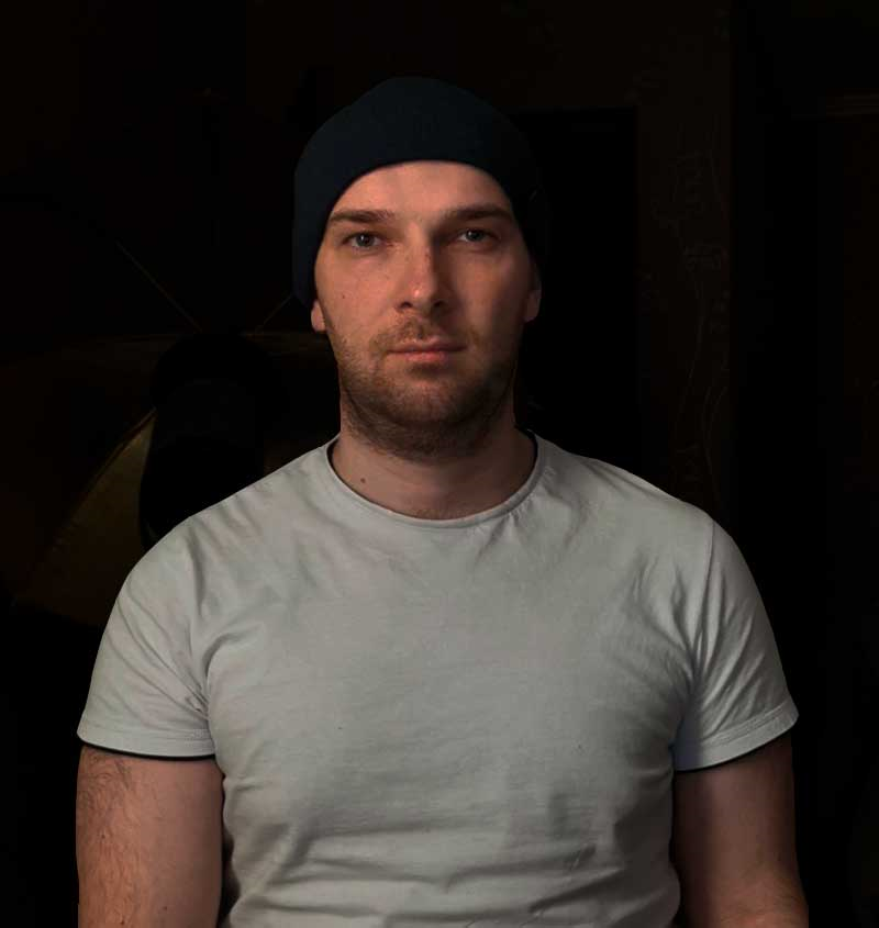 На фото я. Сделал его специально для сайта и для обложки этой статьи.