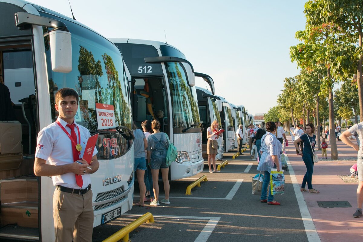 Туристические автобусы на стоянке