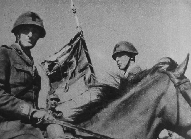 Савойские кавалеристы. Отличительная черта - черный крест на стальном шлеме (эмблема полка).