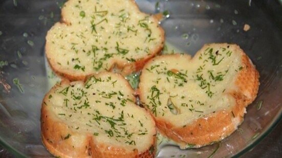 Багет пропитанный яичной смесью.