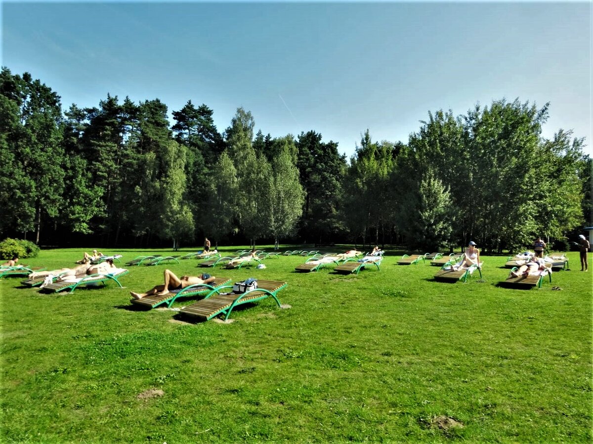 Загорающие на дежаках на берегу реки Свислочь