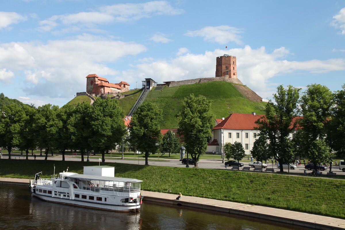 Вильнюс летом. Набережная  в центре