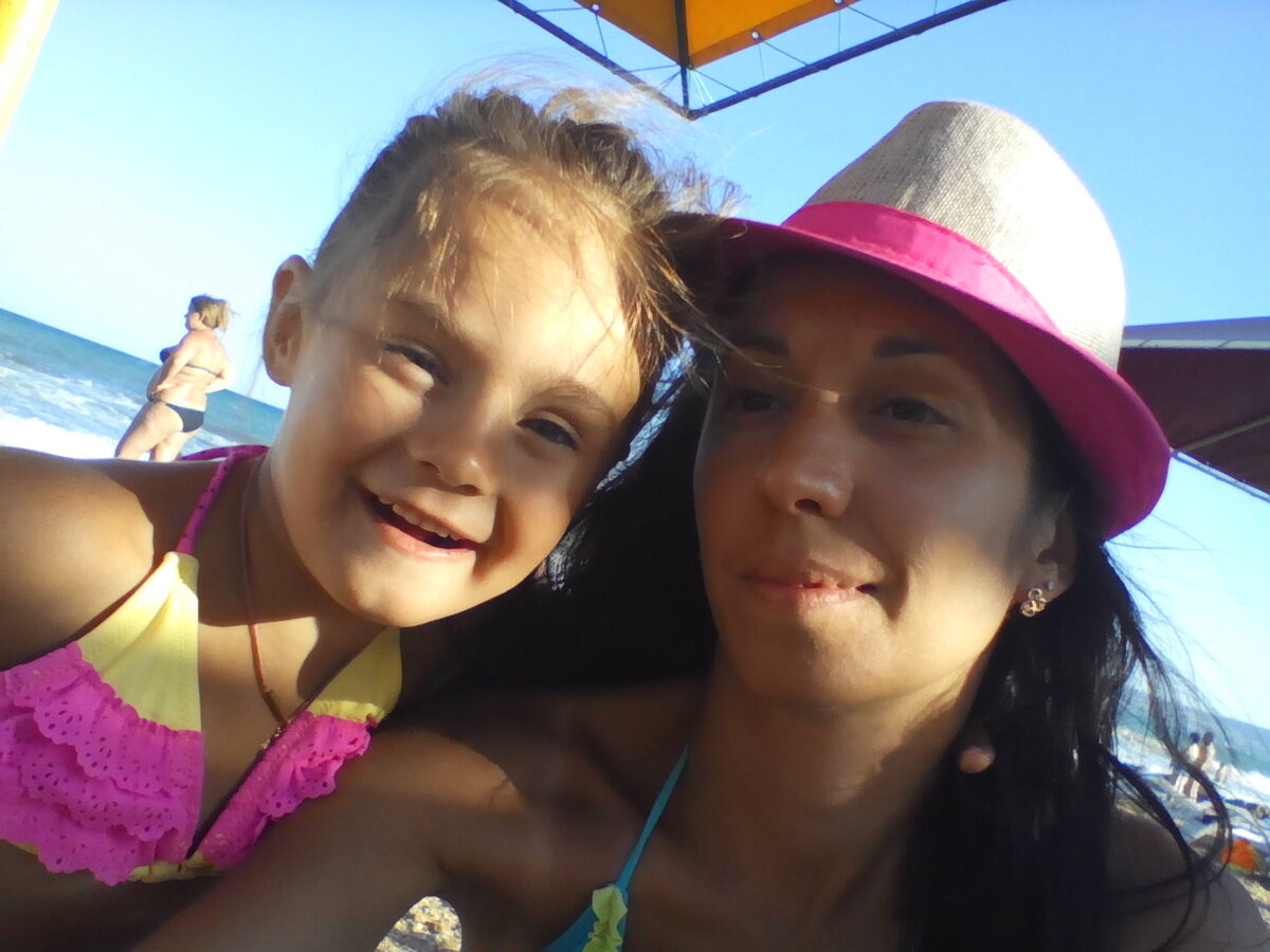 С дочкой в Крыму, как раз там и встретились с папой в 2015 году 