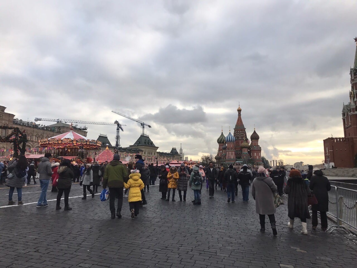 Это фото, я сделала в Москве во время новогодних каникул, когда туристов было очень много.