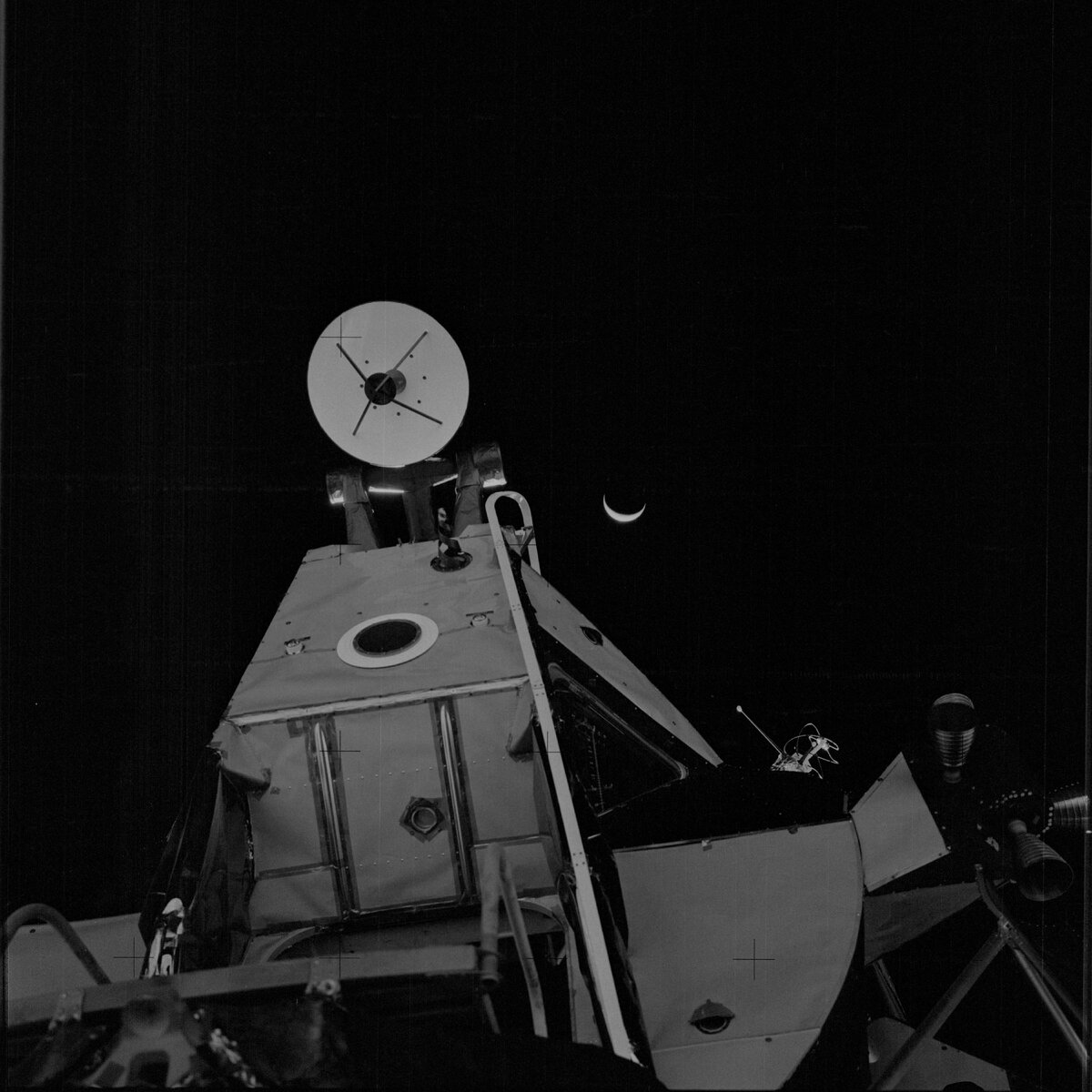 Один из снимков (номер AS14-64-9190), где над лунным модулем видна Земля. Если рассматривать увеличенный вариант снимка, то вблизи параболической антенны можно увидеть и небольшую точку — Венеру. Снимок из Apollo Image Atlas, https://www.lpi.usra.edu/resources/apollo/frame/?AS14-64-9190