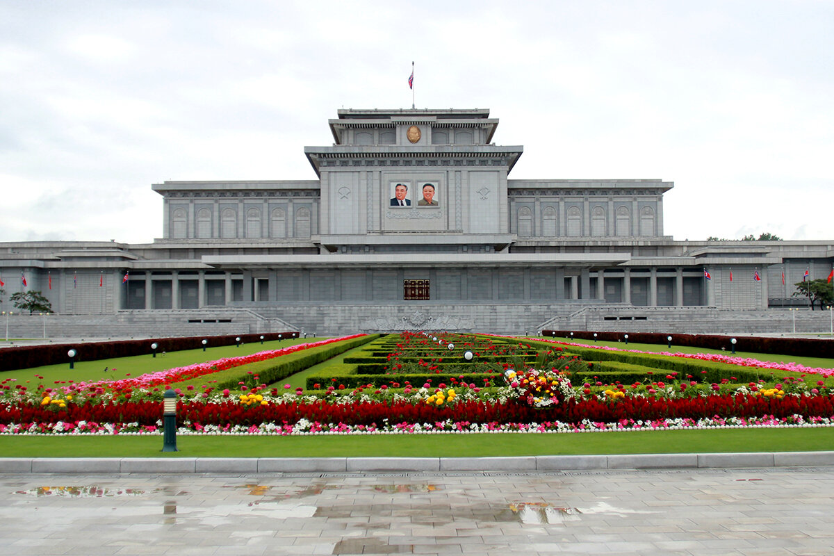 Одно из двух фото у Дворца. Снимать внутри было строго запрещено, перед входом мы сдали на хранение камеры и все личные вещи, включая часы