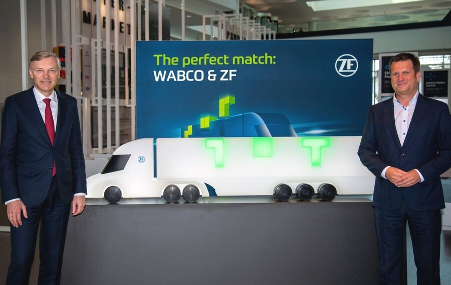 Председатель правления ZF Friedrichshafen AG Вольф-Хеннинг Шайдер и руководитель нового дивизиона «Mobilizing Commercial Vehicle Intelligence» Фредрик Штэдтлер. 
