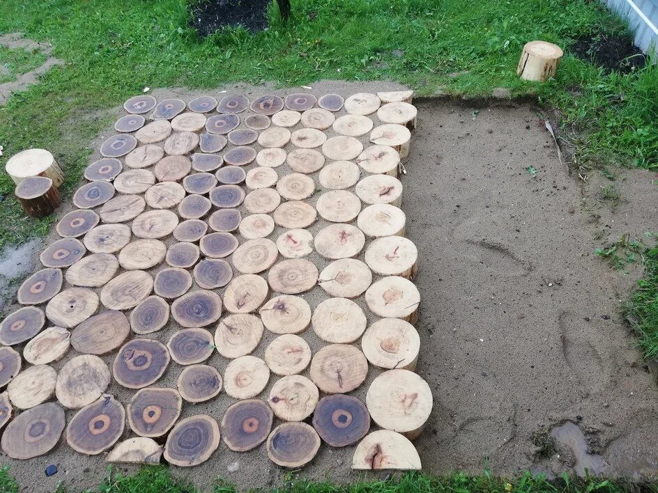 Клумба из спилов дерева