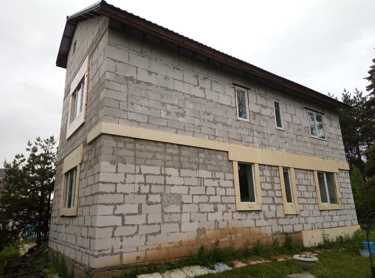 Пеноплекс я использовал для устранения мостиков холода - там, где армо-пояс и вокруг окон.