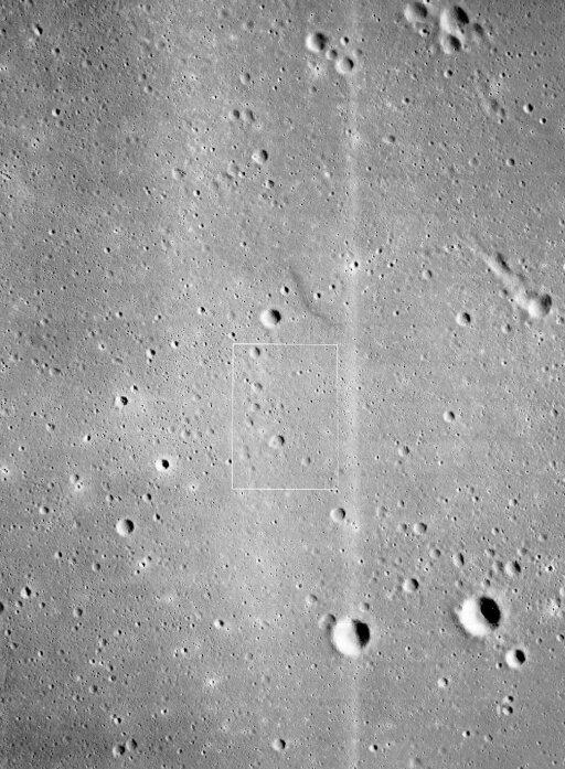 Снимок H-154, сделанный с орбиты 20 февраля 1967 года. «Сервейер-3» прилунится через пару месяцев в области, обозначенной белым прямоугольником. Источник: Harland D.M. Apollo 12 — On the Ocean of Storms.