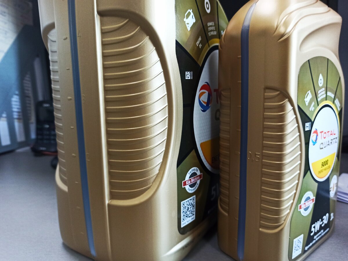 Канистры объемом 5 литров и 1 литр 